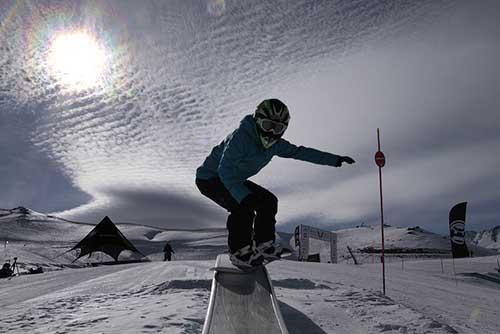 Isabel Clark abre sua participação na temporada boreal na primeira etapa da Copa do Mundo de Snowboard Cross neste sábado / Foto: Divulgação/CBDN